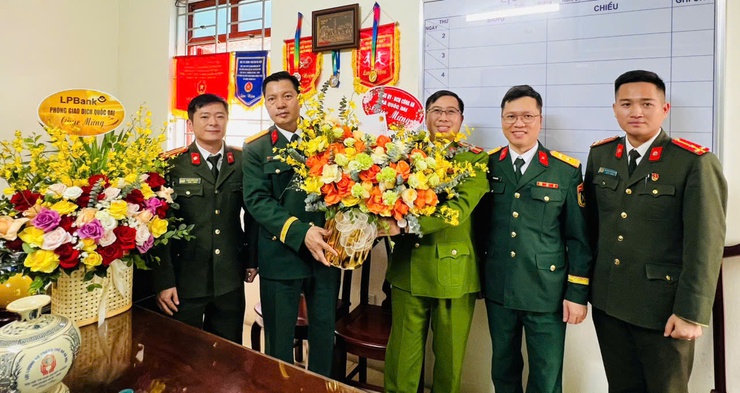 CÔNG AN XÃ QUỐC OAI TẶNG HOA CHÚC MỪNG NHÂN KỶ NIỆM 81 NĂM NGÀY THÀNH LẬP QUÂN ĐỘI NHÂN DÂN VIỆT NAM- Ảnh 1.