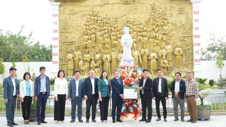 XÃ PHƯỢNG DỰC THĂM, TẶNG QUÀ ĐỒNG BÀO CÔNG GIÁO NHÂN DỊP LỄ NOEL NĂM 2025- Ảnh 2.