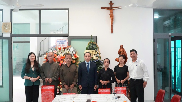 XÃ PHƯỢNG DỰC THĂM, TẶNG QUÀ ĐỒNG BÀO CÔNG GIÁO NHÂN DỊP LỄ NOEL NĂM 2025- Ảnh 3.
