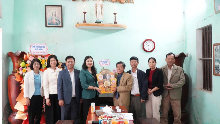 XÃ PHƯỢNG DỰC THĂM, TẶNG QUÀ ĐỒNG BÀO CÔNG GIÁO NHÂN DỊP LỄ NOEL NĂM 2025- Ảnh 1.