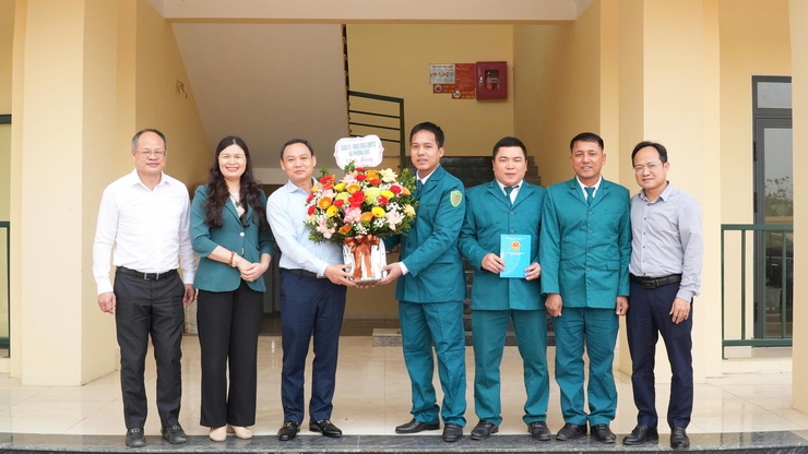 LÃNH ĐẠO XÃ TẶNG HOA CHÚC MỪNG BAN CHỈ HUY QUÂN SỰ XÃ NHÂN DỊP NGÀY QUÂN ĐỘI NHÂN DÂN VIỆT NAM- Ảnh 1.