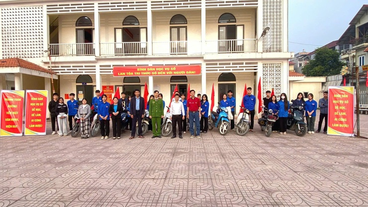 Xã Thiên Lộc tổ chức chương trình "bình dân học vụ số" tại thôn Sáp Mai- Ảnh 4.