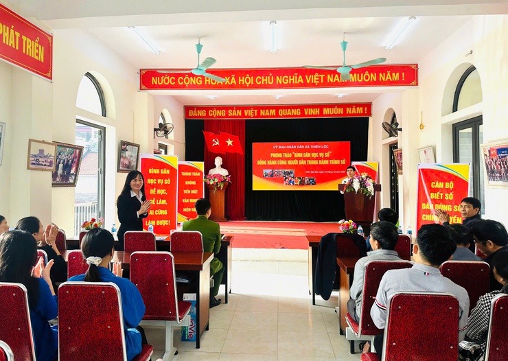 Xã Thiên Lộc tổ chức chương trình "bình dân học vụ số" tại thôn Sáp Mai- Ảnh 1.