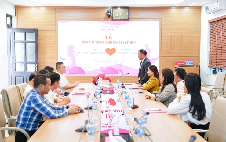 Khi thủ tục hành chính trở thành kỷ niệm đẹp – Lễ trao Giấy chứng nhận kết hôn tại Quốc Oai- Ảnh 1.