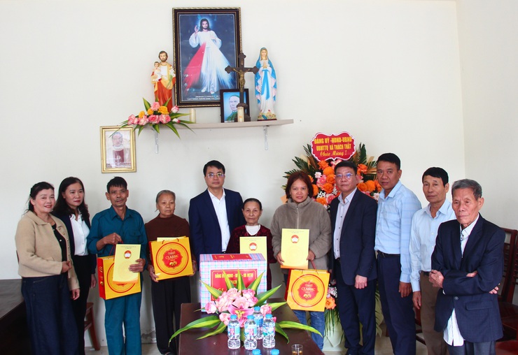 Lãnh đạo xã Thạch Thất thăm và tặng quà các Giáo xứ, Giáo họ trên địa bàn nhân dịp Lễ Giáng sinh năm 2025- Ảnh 7.