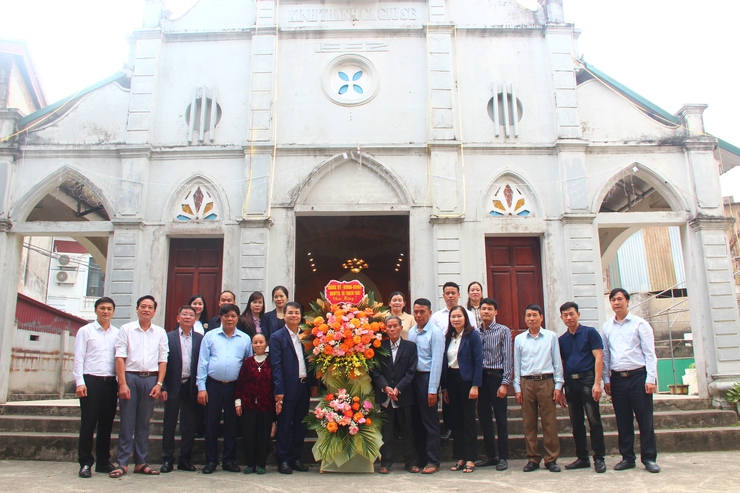 Lãnh đạo xã Thạch Thất thăm và tặng quà các Giáo xứ, Giáo họ trên địa bàn nhân dịp Lễ Giáng sinh năm 2025- Ảnh 3.