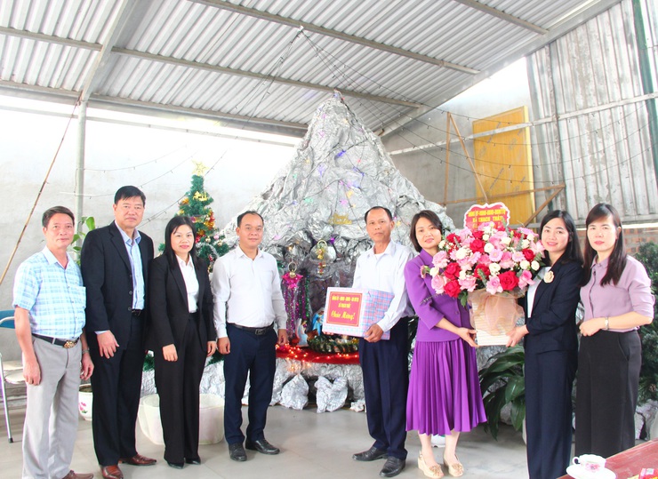 Lãnh đạo xã Thạch Thất thăm và tặng quà các Giáo xứ, Giáo họ trên địa bàn nhân dịp Lễ Giáng sinh năm 2025- Ảnh 4.