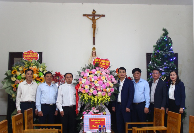 Lãnh đạo xã Thạch Thất thăm và tặng quà các Giáo xứ, Giáo họ trên địa bàn nhân dịp Lễ Giáng sinh năm 2025- Ảnh 2.