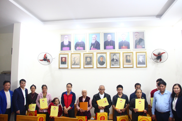 Lãnh đạo xã Thạch Thất thăm và tặng quà các Giáo xứ, Giáo họ trên địa bàn nhân dịp Lễ Giáng sinh năm 2025- Ảnh 6.