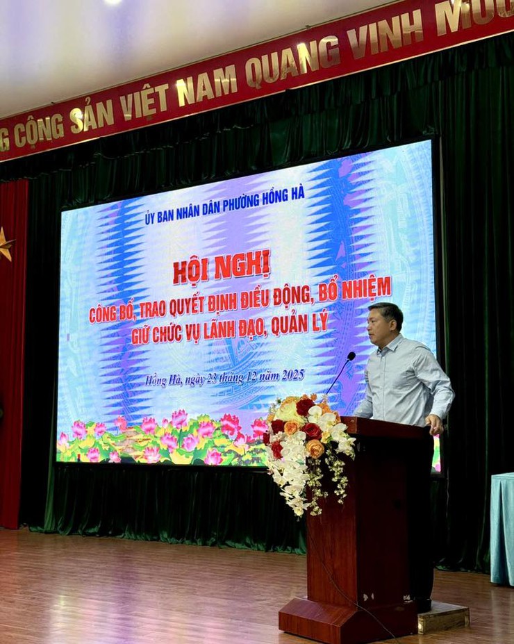 UBND PHƯỜNG HỒNG HÀ CÔNG BỐ, TRAO QUYẾT ĐỊNH ĐIỀU ĐỘNG, BỔ NHIỆM CÁN BỘ LÃNH ĐẠO, QUẢN LÝ- Ảnh 2.
