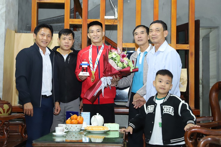 ĐẠI DIỆN CÂU LẠC BỘ VẬT YÊN NỘI ĐẾN CHÚC MỪNG VẬN ĐỘNG VIÊN NGUYỄN HỮU ĐỊNH- Ảnh 1.