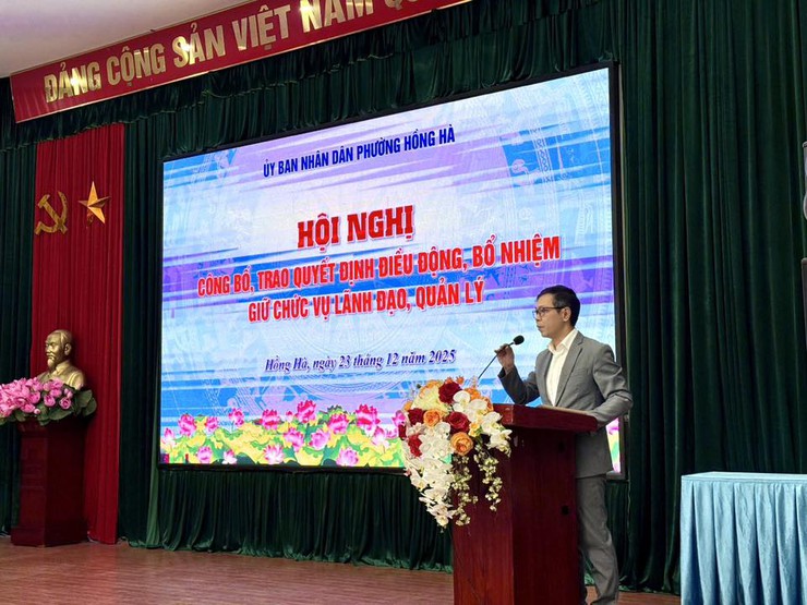 UBND PHƯỜNG HỒNG HÀ CÔNG BỐ, TRAO QUYẾT ĐỊNH ĐIỀU ĐỘNG, BỔ NHIỆM CÁN BỘ LÃNH ĐẠO, QUẢN LÝ- Ảnh 1.