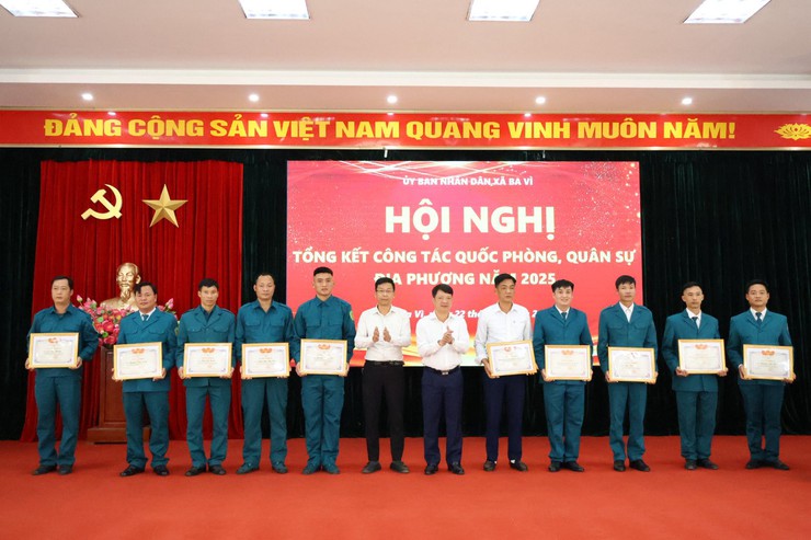 UBND XÃ BA VÌ TỔ CHỨC HỘI NGHỊ TỔNG KẾT CÔNG TÁC QUỐC PHÒNG, QUÂN SỰ ĐỊA PHƯƠNG NĂM 2025- Ảnh 3.