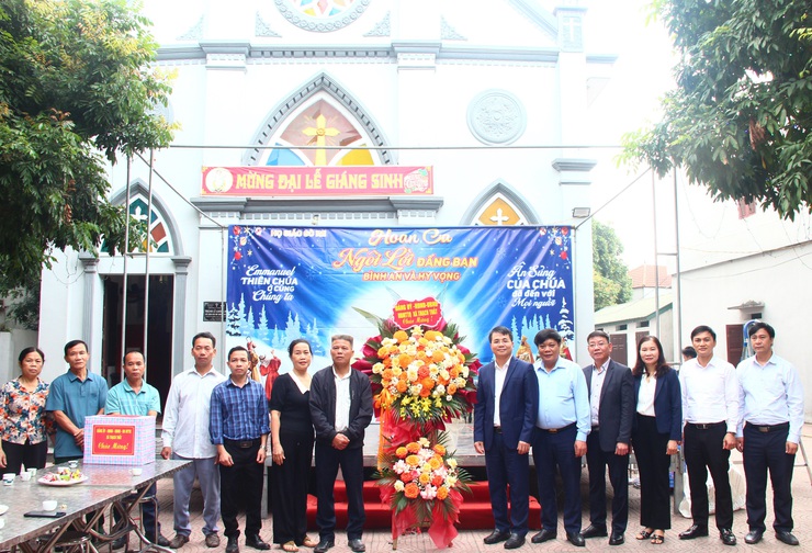 Lãnh đạo xã Thạch Thất thăm và tặng quà các Giáo xứ, Giáo họ trên địa bàn nhân dịp Lễ Giáng sinh năm 2025- Ảnh 1.