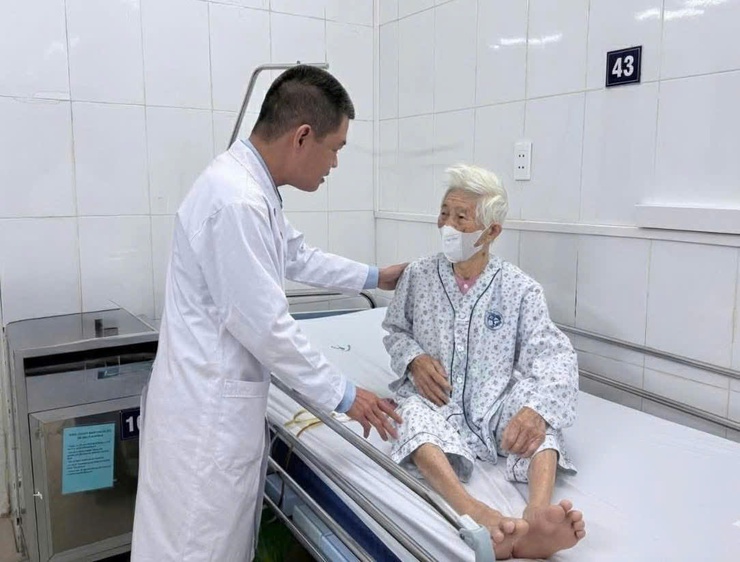 Bệnh viện đa khoa Xanh Pôn phẫu thuật nội soi mở ống mật chủ lấy sỏi cho bệnh nhân 105 tuổi- Ảnh 1.