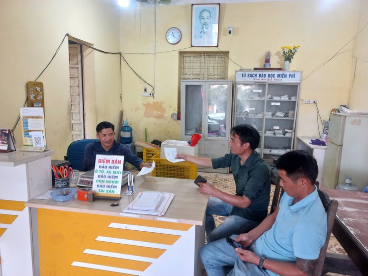 Người dân phường Chương Mỹ được hỗ trợ thực hiện dịch vụ công trực tuyến ngay tại các Điểm bưu chính- Ảnh 1.