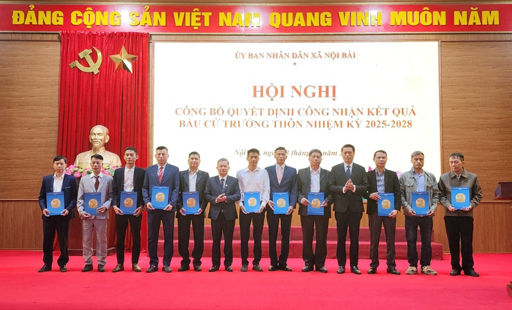 TRAO QUYẾT ĐỊNH CÔNG NHẬN KẾT QUẢ BẦU CỬ CHỨC DANH TRƯỞNG THÔN NHIỆM KỲ 2025-2030- Ảnh 1.