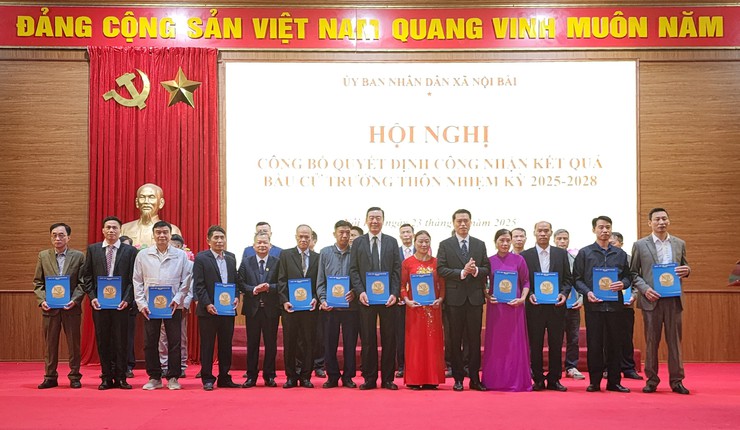 TRAO QUYẾT ĐỊNH CÔNG NHẬN KẾT QUẢ BẦU CỬ CHỨC DANH TRƯỞNG THÔN NHIỆM KỲ 2025-2030- Ảnh 2.
