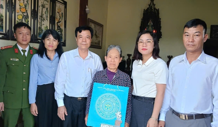 XÃ ỨNG HÒA THĂM, TẶNG QUÀ CÁC CHỨC SẮC TÔN GIÁO VÀ HỘ CÓ HOÀN CẢNH KHÓ KHĂN NHÂN DỊP LỄ GIÁNG SINH NĂM 2025.- Ảnh 2.