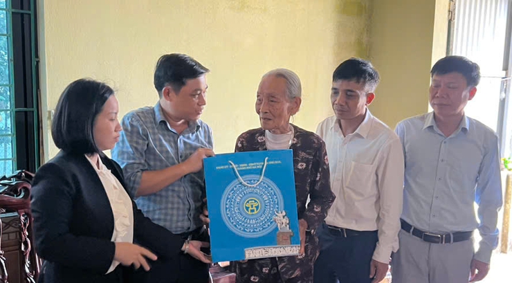 XÃ ỨNG HÒA THĂM, TẶNG QUÀ CÁC CHỨC SẮC TÔN GIÁO VÀ HỘ CÓ HOÀN CẢNH KHÓ KHĂN NHÂN DỊP LỄ GIÁNG SINH NĂM 2025.- Ảnh 5.