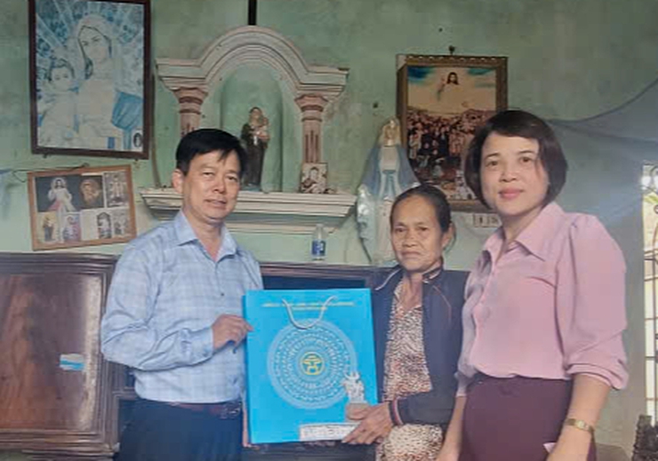 XÃ ỨNG HÒA THĂM, TẶNG QUÀ CÁC CHỨC SẮC TÔN GIÁO VÀ HỘ CÓ HOÀN CẢNH KHÓ KHĂN NHÂN DỊP LỄ GIÁNG SINH NĂM 2025.- Ảnh 4.