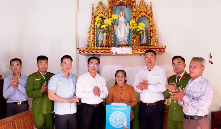 XÃ ỨNG HÒA THĂM, TẶNG QUÀ CÁC CHỨC SẮC TÔN GIÁO VÀ HỘ CÓ HOÀN CẢNH KHÓ KHĂN NHÂN DỊP LỄ GIÁNG SINH NĂM 2025.- Ảnh 3.