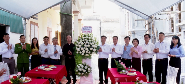 XÃ ỨNG HÒA THĂM, TẶNG QUÀ CÁC CHỨC SẮC TÔN GIÁO VÀ HỘ CÓ HOÀN CẢNH KHÓ KHĂN NHÂN DỊP LỄ GIÁNG SINH NĂM 2025.- Ảnh 1.