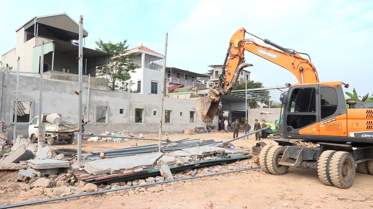Xã Thanh Oai tổ chức cưỡng chế, phá dỡ các công trình xây dựng trái phép trên đất công, đất nông nghiệp- Ảnh 1.