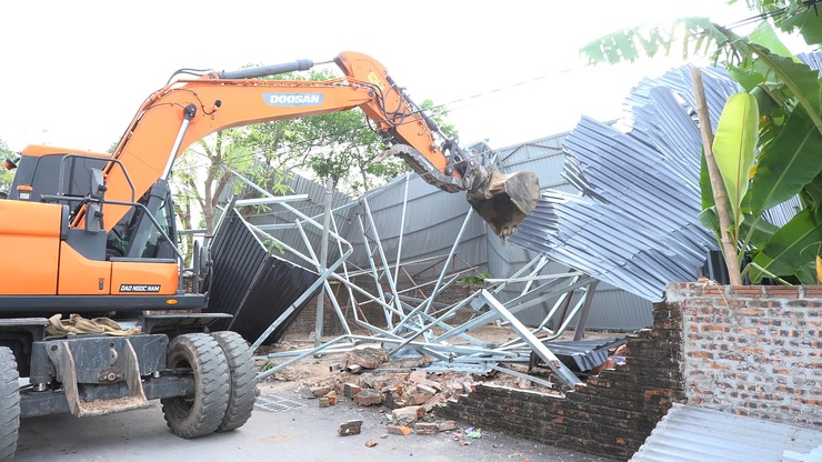 Xã Thanh Oai tổ chức cưỡng chế, phá dỡ các công trình xây dựng trái phép trên đất công, đất nông nghiệp- Ảnh 3.