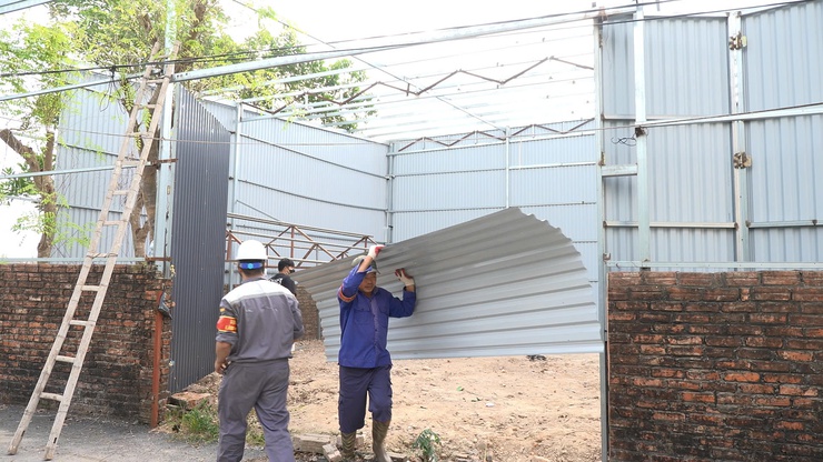 Xã Thanh Oai tổ chức cưỡng chế, phá dỡ các công trình xây dựng trái phép trên đất công, đất nông nghiệp- Ảnh 4.