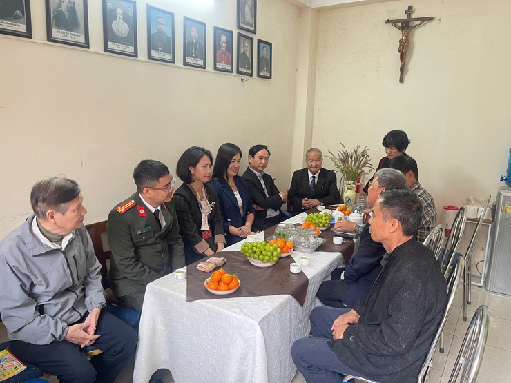 Phường Bồ Đề thăm, chúc mừng các cơ sở tôn giáo nhân dịp Giáng sinh năm 2025- Ảnh 2.