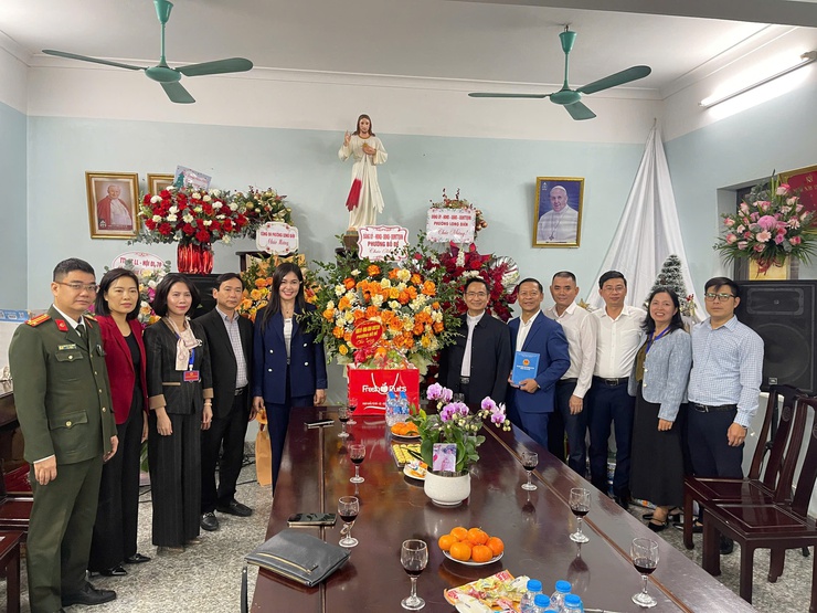 Phường Bồ Đề thăm, chúc mừng các cơ sở tôn giáo nhân dịp Giáng sinh năm 2025- Ảnh 1.