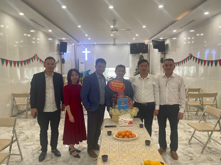 Phường Bồ Đề thăm, chúc mừng các cơ sở tôn giáo nhân dịp Giáng sinh năm 2025- Ảnh 4.