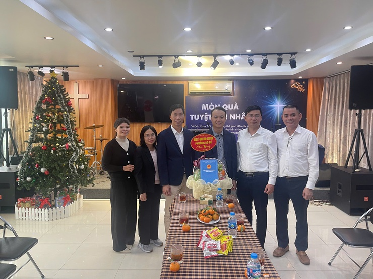 Phường Bồ Đề thăm, chúc mừng các cơ sở tôn giáo nhân dịp Giáng sinh năm 2025- Ảnh 3.