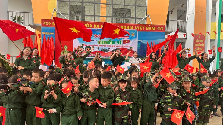 Trường Mầm non Minh Châu tổ chức chương trình trải nghiệm “Chúng tôi là chiến sĩ” nuôi dưỡng tinh thần kỷ luật và lòng yêu nước cho trẻ.- Ảnh 1.