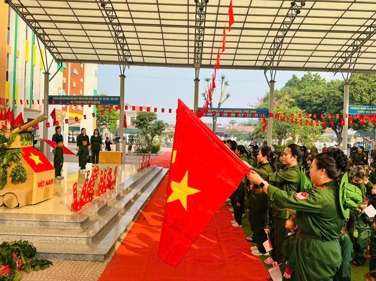 Trường Mầm non Minh Châu tổ chức chương trình trải nghiệm “Chúng tôi là chiến sĩ” nuôi dưỡng tinh thần kỷ luật và lòng yêu nước cho trẻ.- Ảnh 3.