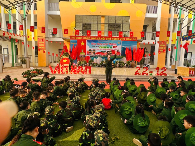 Trường Mầm non Minh Châu tổ chức chương trình trải nghiệm “Chúng tôi là chiến sĩ” nuôi dưỡng tinh thần kỷ luật và lòng yêu nước cho trẻ.- Ảnh 2.