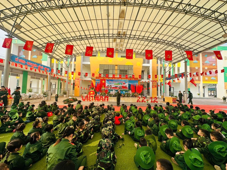 Trường Mầm non Minh Châu tổ chức chương trình trải nghiệm “Chúng tôi là chiến sĩ” nuôi dưỡng tinh thần kỷ luật và lòng yêu nước cho trẻ.- Ảnh 4.