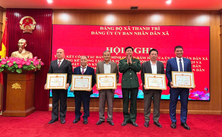 Hội nghị tổng kết Đảng, chính quyền của UBND xã và tổng kết công tác quân sự quốc phòng địa phương năm 2025; Gặp mặt kỷ niệm Ngày thành lập Quân đội nhân dân Việt Nam và Ngày hội Quốc phòng toàn dân- Ảnh 8.