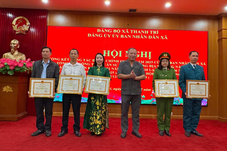 Hội nghị tổng kết Đảng, chính quyền của UBND xã và tổng kết công tác quân sự quốc phòng địa phương năm 2025; Gặp mặt kỷ niệm Ngày thành lập Quân đội nhân dân Việt Nam và Ngày hội Quốc phòng toàn dân- Ảnh 9.