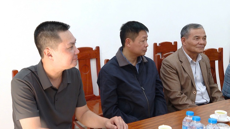 Lãnh đạo xã Thanh Trì thăm, chúc mừng Giáo xứ Đồng Trì nhân dịp Giáng sinh 2025- Ảnh 3.