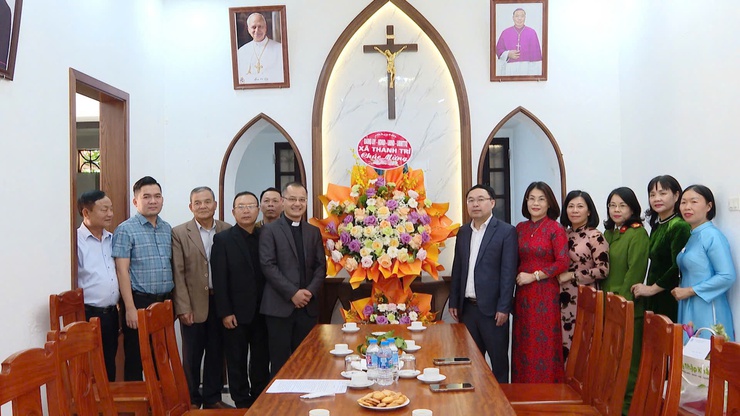 Lãnh đạo xã Thanh Trì thăm, chúc mừng Giáo xứ Đồng Trì nhân dịp Giáng sinh 2025- Ảnh 4.