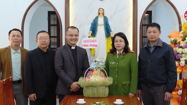 Lãnh đạo xã Thanh Trì thăm, chúc mừng Giáo xứ Đồng Trì nhân dịp Giáng sinh 2025- Ảnh 5.