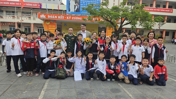 TRƯỜNG TIỂU HỌC CỔ NHUẾ 2A TỔ CHỨC CHƯƠNG TRÌNH GIAO LƯU KỶ NIỆM 81 NĂM NGÀY THÀNH LẬP QUÂN ĐỘI NHÂN DÂN VIỆT NAM (22/12/1944 – 22/12/2025)- Ảnh 10.