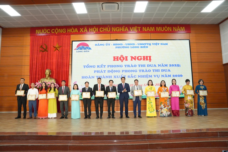 Phường Long Biên tổng kết phong trào thi đua năm 2025, phát động phong trào thi đua năm 2026- Ảnh 10.