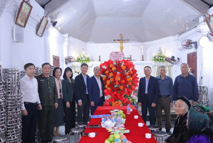 Phường Từ Liêm thăm, tặng quà giáo họ Phú Mỹ
nhân dịp lễ giáng sinh năm 2025
- Ảnh 1.