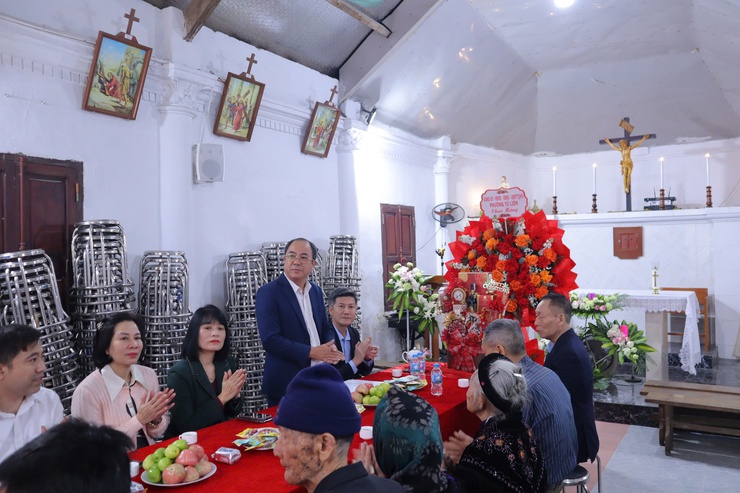 Phường Từ Liêm thăm, tặng quà giáo họ Phú Mỹ
nhân dịp lễ giáng sinh năm 2025
- Ảnh 2.