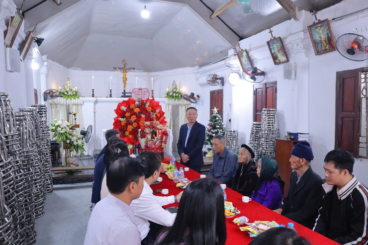 Phường Từ Liêm thăm, tặng quà giáo họ Phú Mỹ
nhân dịp lễ giáng sinh năm 2025
- Ảnh 4.