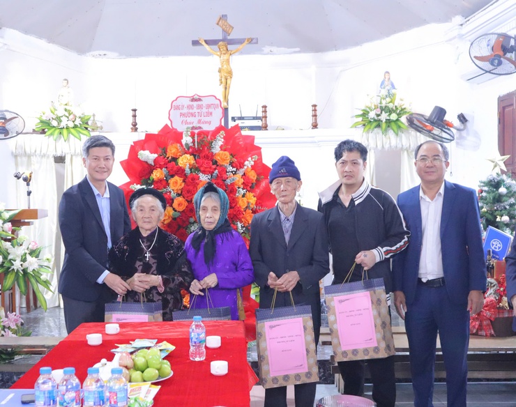 Phường Từ Liêm thăm, tặng quà giáo họ Phú Mỹ
nhân dịp lễ giáng sinh năm 2025
- Ảnh 3.