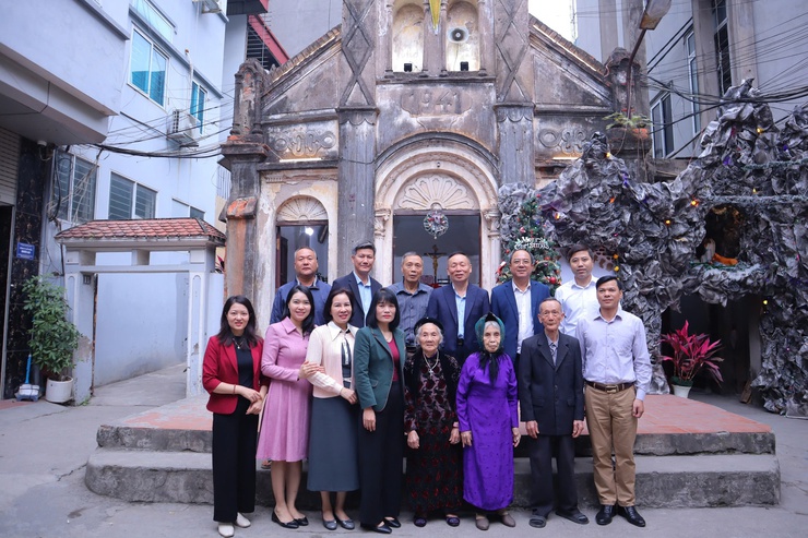 Phường Từ Liêm thăm, tặng quà giáo họ Phú Mỹ
nhân dịp lễ giáng sinh năm 2025
- Ảnh 5.